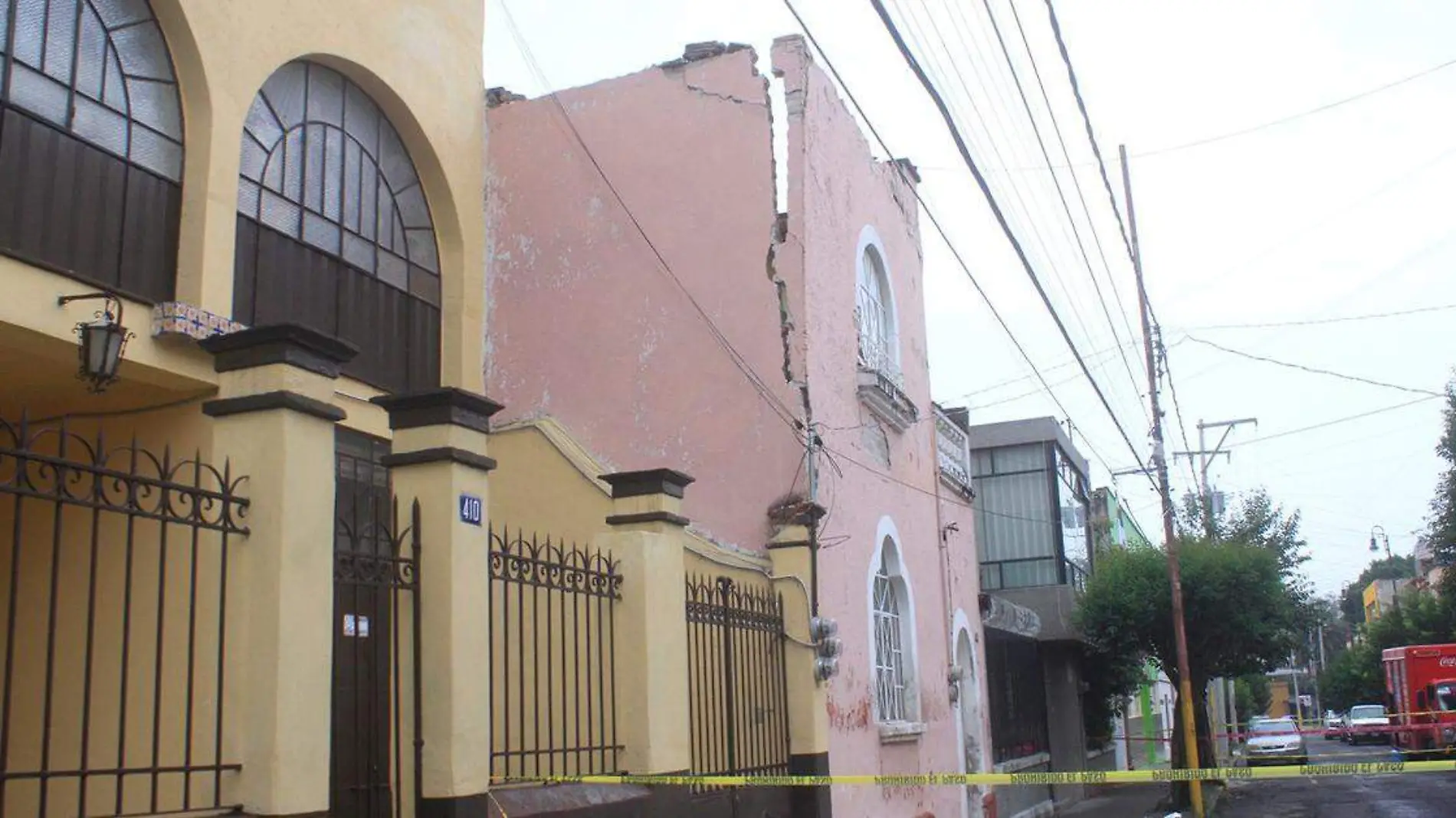 La planta alta de una vivienda ubicada en la 20 Oriente 412 en la colonia San Francisco se encuentra a punto del colapso, luego de que se viniera abajo el techo